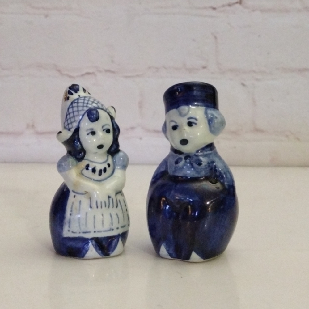 Vintage Pair of Delft Blue Holland Man & Woman Couple Salt & Pepper Shakers